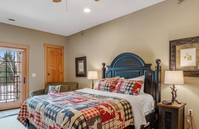 Spacious lakefront studio with kitchenette, balcony, pool, hot tubs, & firepit
