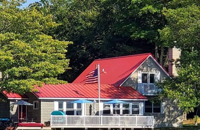 Spacious Lakehouse ~ great for large groups!