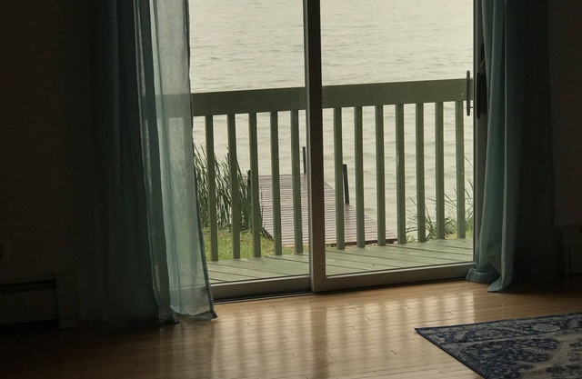 Spacious Lakehouse on Cayuga Lake with bonus efficiency apartment, great rates!