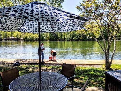Spacious Lakeside Country Getaway!