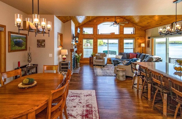 NEU! Waterfront Northwoods Cabin auf dem Bearskin Lake!
