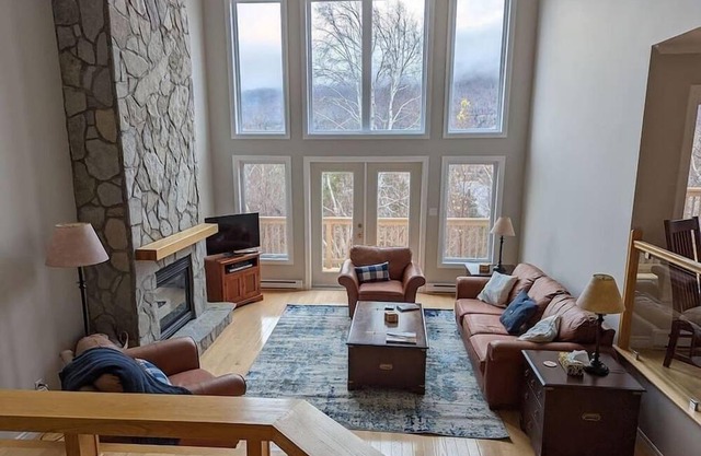 Spacious Lakeview Chalet - Humber Valley Resort