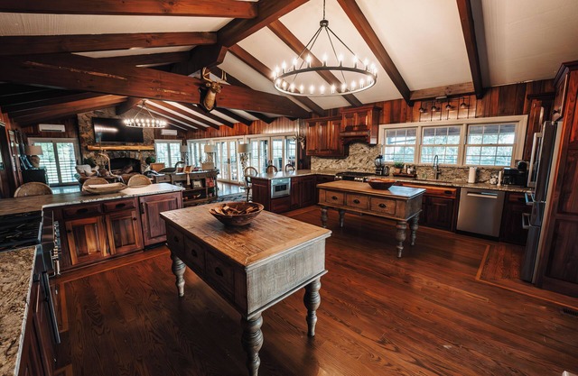 Spacious lakeview lodge on Lake Cumberland with WiFi, AC