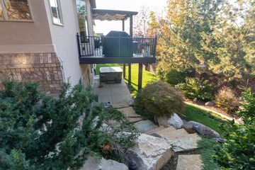 Spacious, Large Home w/ great Views, Bonus Theatre room, Office, Hot Tub & Deck