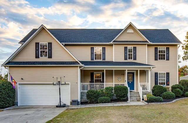 Spacious Lexington 4bed on 2.5 acres with Media Room and 6 TVS!!