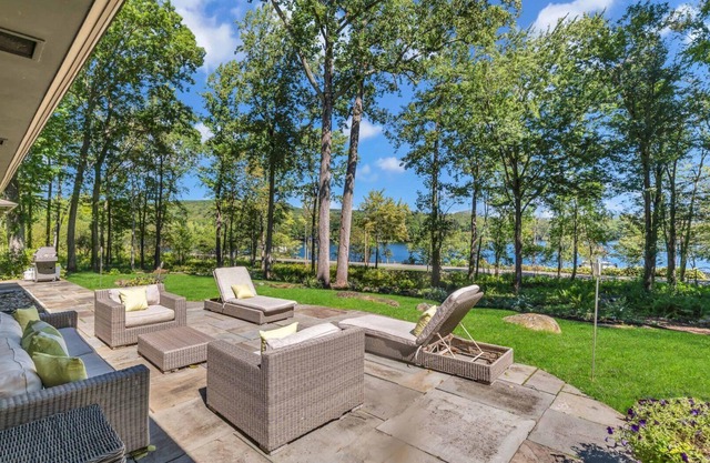 Spacious Litchfield County Lake House steps away from Lake Waramaug Perfect...
