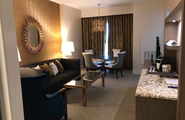 Spacious Living Room Suite -Outdoor Pool -Restaurants -Steps to Graceland!