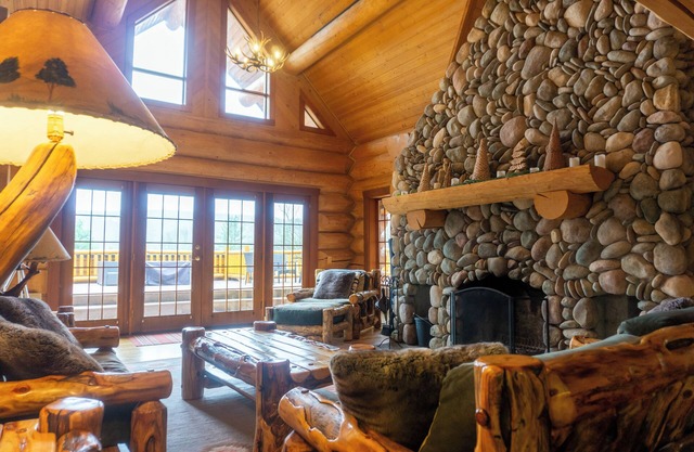 Spacious lodge w/ indoor pool!