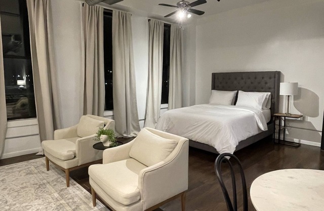 Spacious Loft in Historic Baggs Square
