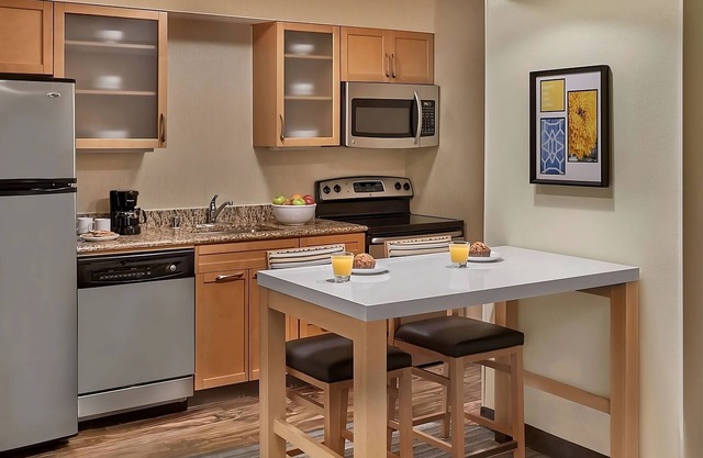 Spacious Loft Suite with Fully-equipped Kitchen! W/ Pool & Sports Court Onsite!