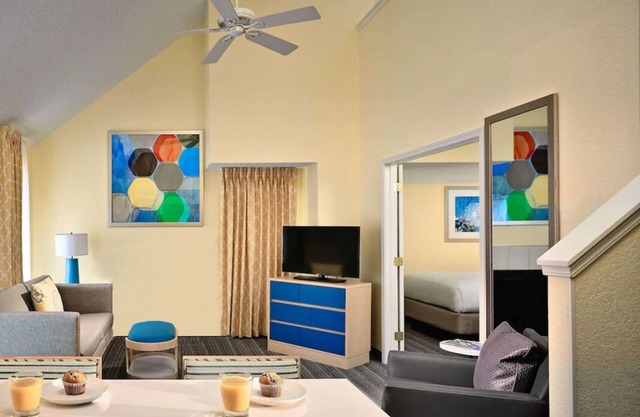 Spacious Loft Suite with Fully-equipped Kitchen! W/ Pool & Sports Court Onsite!