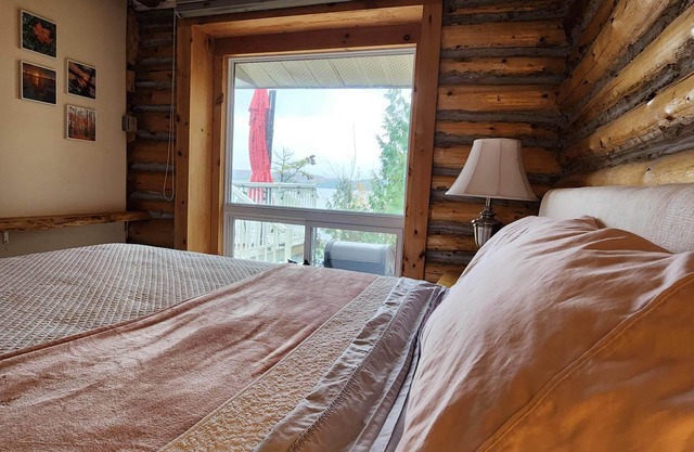 Spacious Log Cabin, Ready for Fall and Thanksgiving!