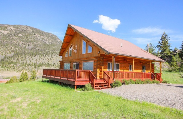 Geräumige Log Home 15 Minuten nördlich von Yellowstone Park. Schlaf 12, wickeln Sie um Plattform ein!