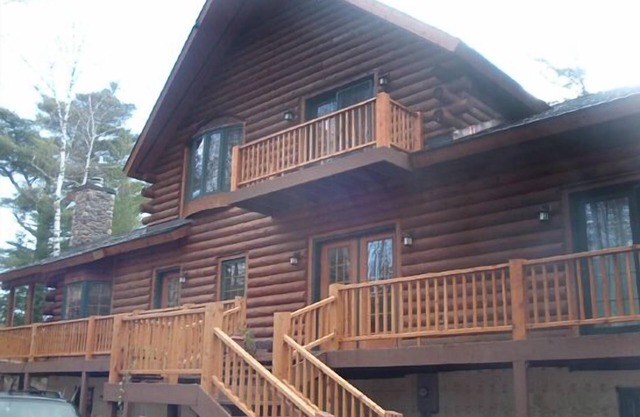 Geräumige Log Home am abgelegenen Anwesen am Wasser