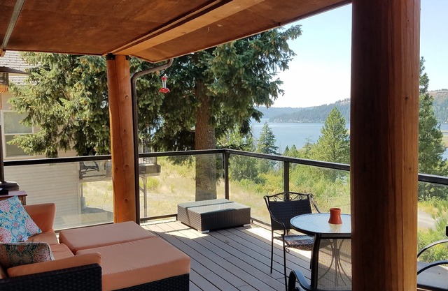 Geräumiges Blockhaus mit herrlichem Seeblick im historischen Harrison Idaho.