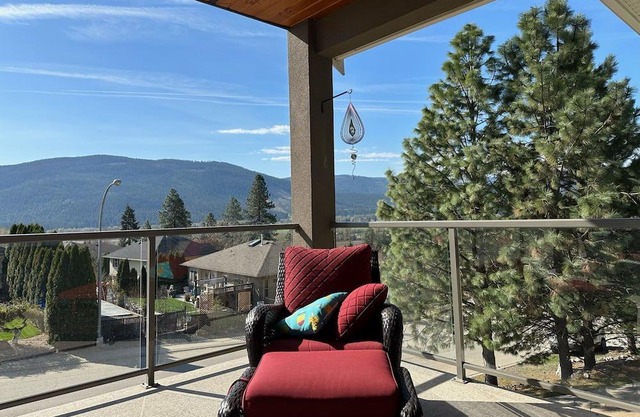 Spacious Lumby House & Hot Tub