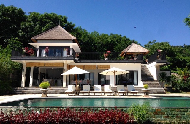 Geräumige luxuriöse Villa mit herrlichem Blick auf die Hügel und das Meer