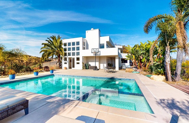 Spacious & Luxurious Retreat w/Unforgettable Views, Private Pool-close to Hiking