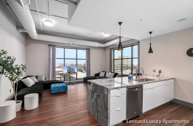 Spacious Luxury Apartment with Waterfront Views - The Leonard Building