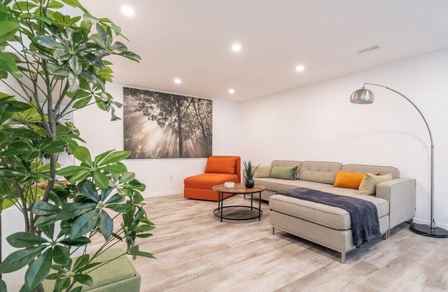 Spacious Luxury Apt w/ King Bed - Central Location