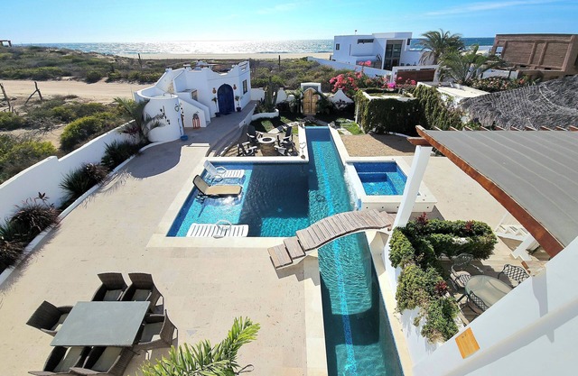 Spacious Luxury Beach house with mediterranean flavor in El Pescadero