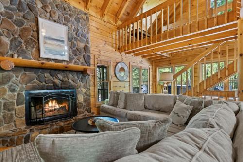 Spacious luxury Lake Blue Ridge forest cabin an spa