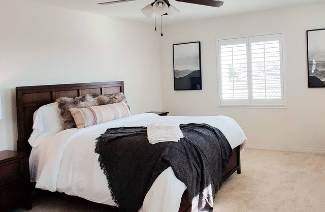Spacious Luxury Modern Home by Silverlakes