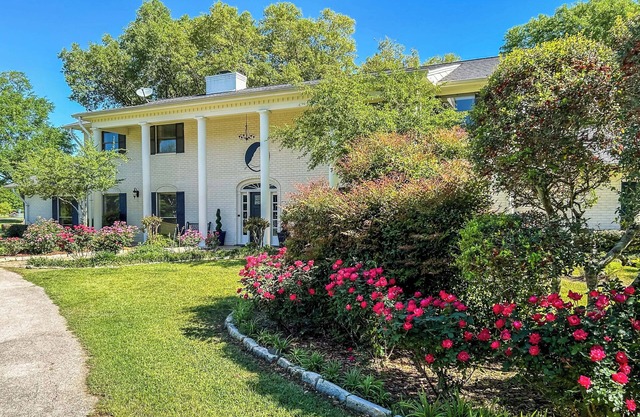 Spacious Madisonville Estate w/ Grill & Pond Views