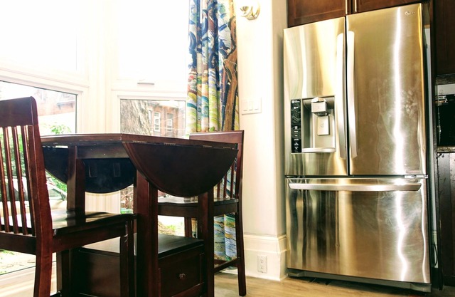 Spacious main floor 2.5 bdrm suite Kingston UpScale Area Gated Garden Patio