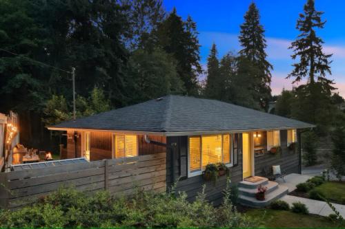 Spacious Main Street Retreat for families and large groups