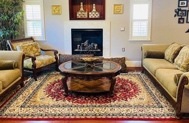 Spacious Master Bedroom - Walking distance to Fair Oaks Village!