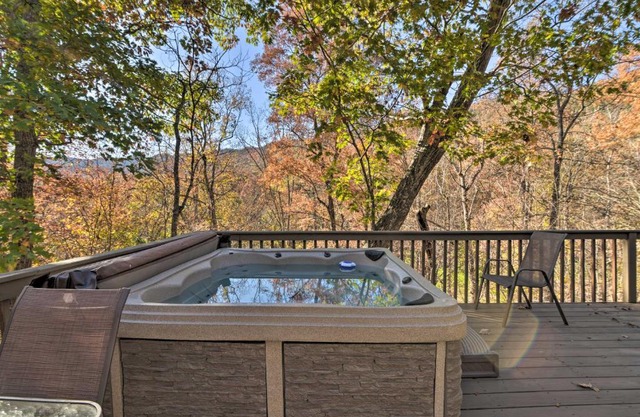 Spacious McGaheysville Home Hot Tub and Pool Table!