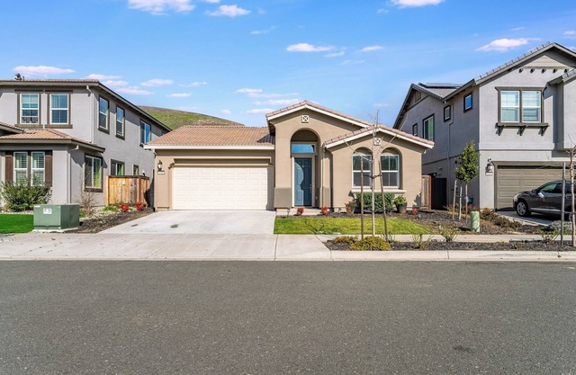 Spacious mid century/ boho Inspired house in charming Fairfield. Close to Napa.