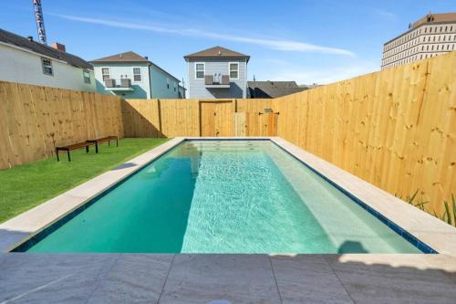 Spacious Mid-city Home W Pool & Balcony