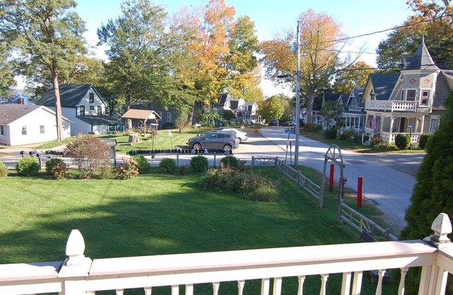 Spacious mid coast cottage in historic Bayside Village