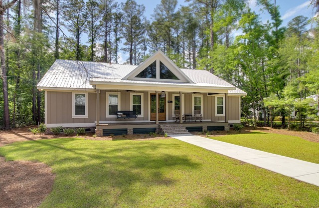 Spacious Midway Cottage w/ Porches, Near Hunting!