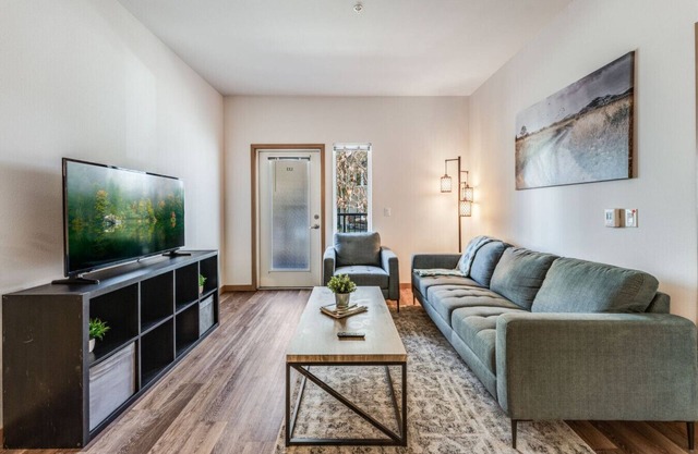 Spacious Modern 1BR 1BA | Downtown Redmond - 2