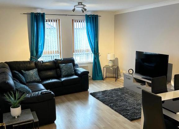 Spacious, modern 3 bedroom luxury flat in centre location