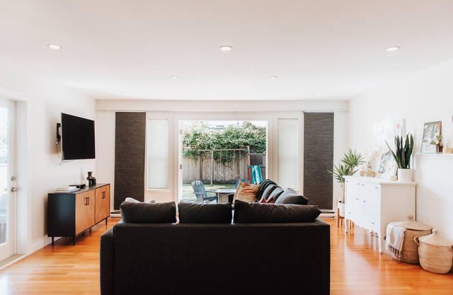 Spacious & Modern 3 BR Family Getaway in Gibsons