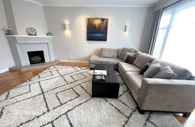 Spacious modern 3BR/3BA House with yard, hottub & parking - with flexible lease!