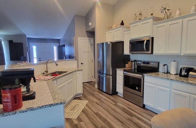 Spacious & modern 3BR close to the Golden Spike and Canteen District.