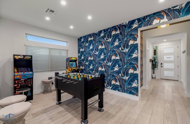 Spacious/Modern 5bd Home, 15mins to Airport, 20mins to the strip,Pool & Jacuzzi!