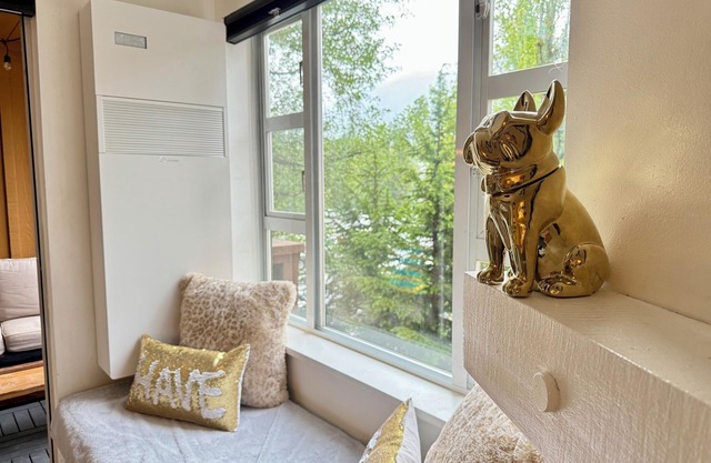 Spacious & Modern 700 sq ft 1BR in Whistler Village - Free parking & Large Patio