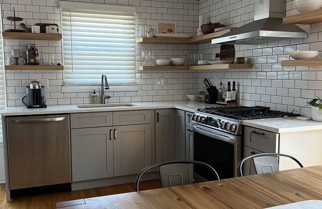 Spacious, modern beach cottage in Margate one mile from the beach