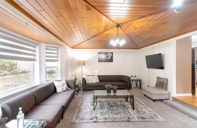 Spacious & Modern by the Beach