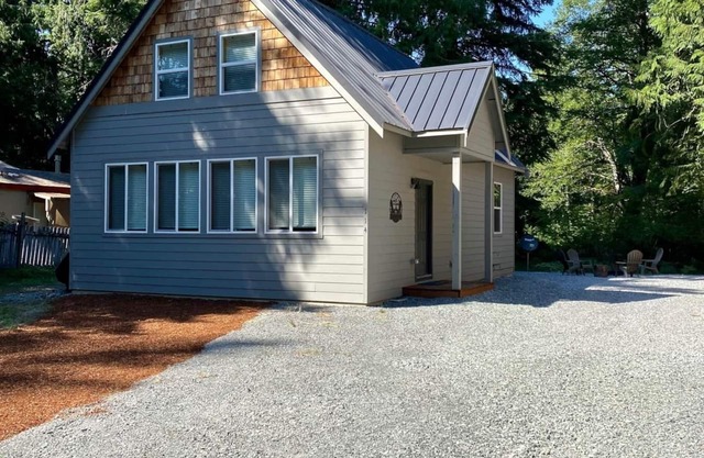 Spacious Modern Cabin! 5mi to Park w/ Hot Tub & Wifi