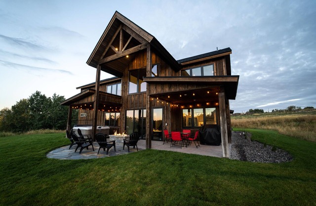 Spacious Modern Cabin w/ 4 Master Suites & Jacuzzi