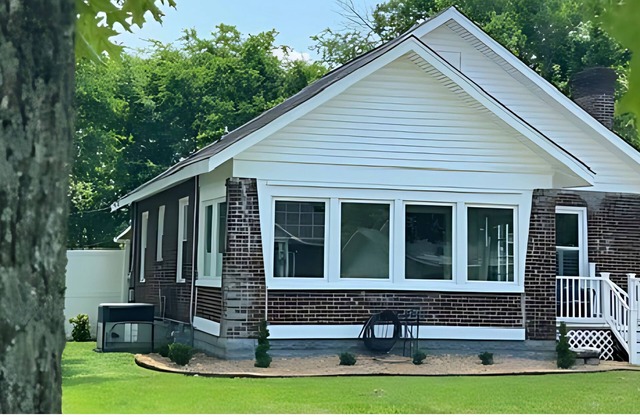 Spacious, Modern & Convenient Retreat in Historic Lebanon, TN, Sleeps 12