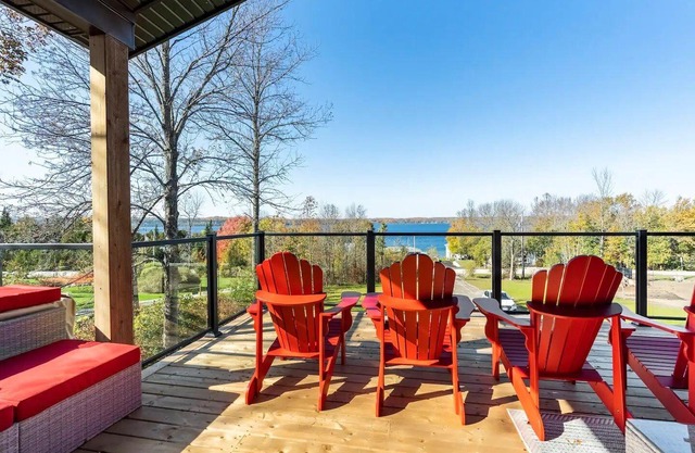 Spacious modern cottage with incredible views in the Bruce Peninsula