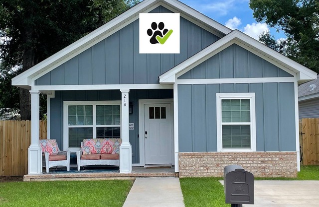 Spacious downtown, modern cottage perfect for family, pups & catching the Blues!